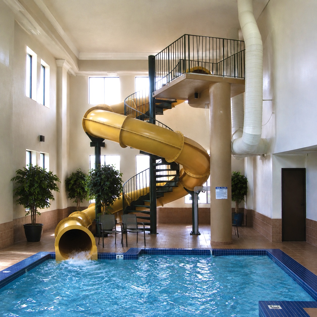 aquatubo-80-tobogan-acuatico-interior-fibra-de-vidrio.webp