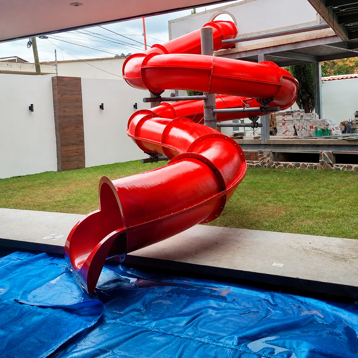 aquatubo-80-tobogan-acuatico-jardin-casa-residencial.webp