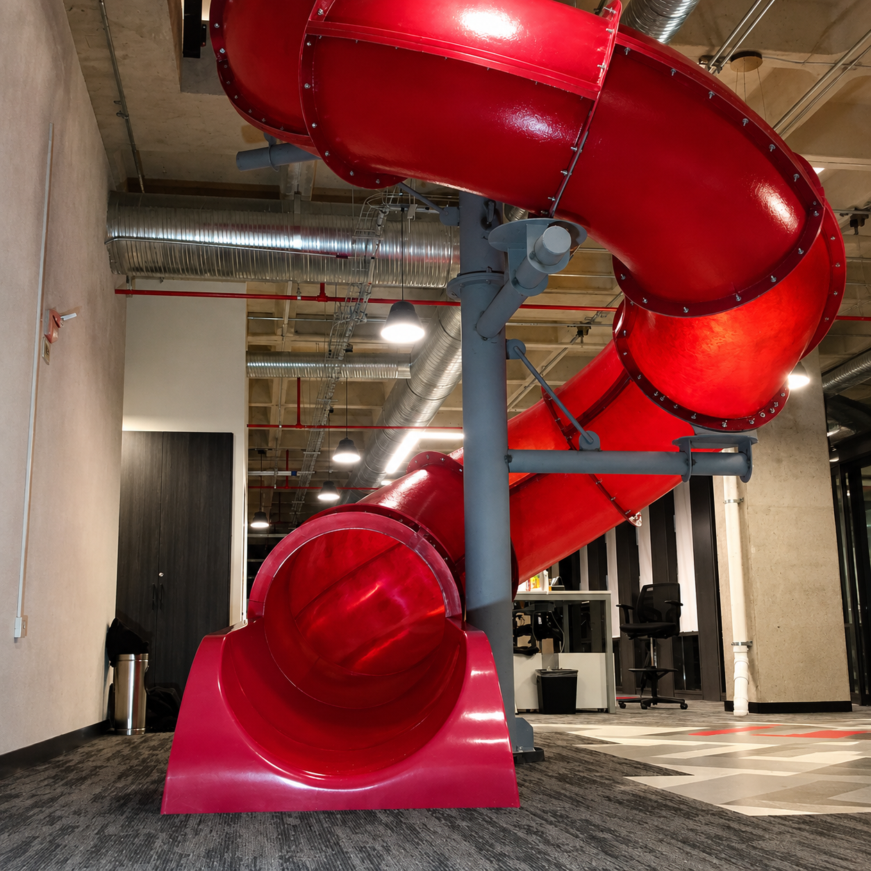 aquatubo-80-tobogan-espiral-interior-oficina-fibra-de-vidrio.webp